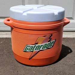 Rubbermaid Gatorade 7 Gallon Cooler (Sports,party,park,beach,river,football,soccer,basketball,baseball,hiking,track,atv,utv,camping,camper,fishing)