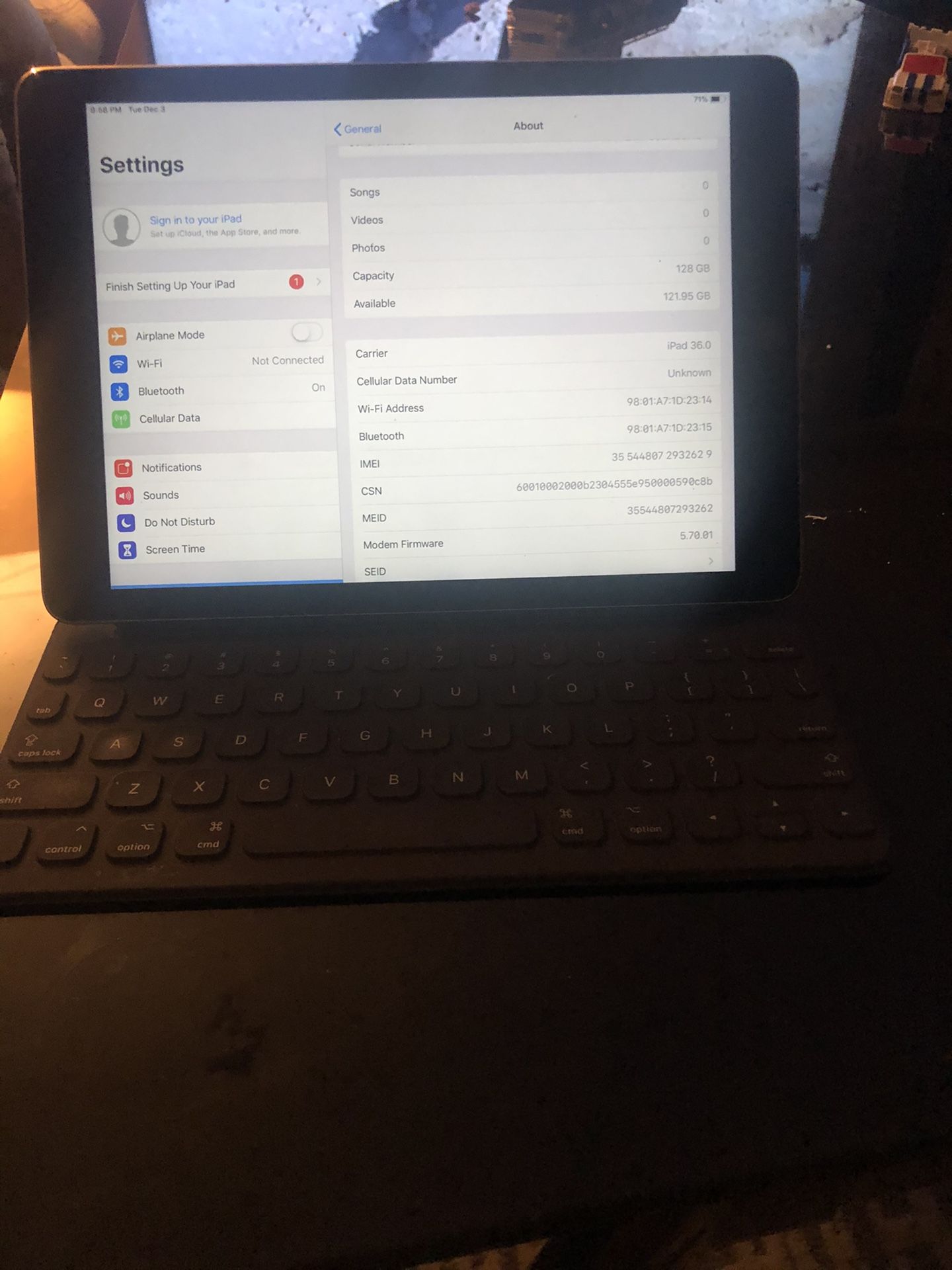 Good iPad Pro 128g. Unlocked. 9.7 inches