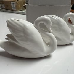 2pc Ceramic Swan Salt and Pepper Shakers