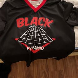 Size XL Black Pyramid