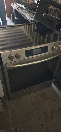 Fridgaire all electric glass stove top and oven