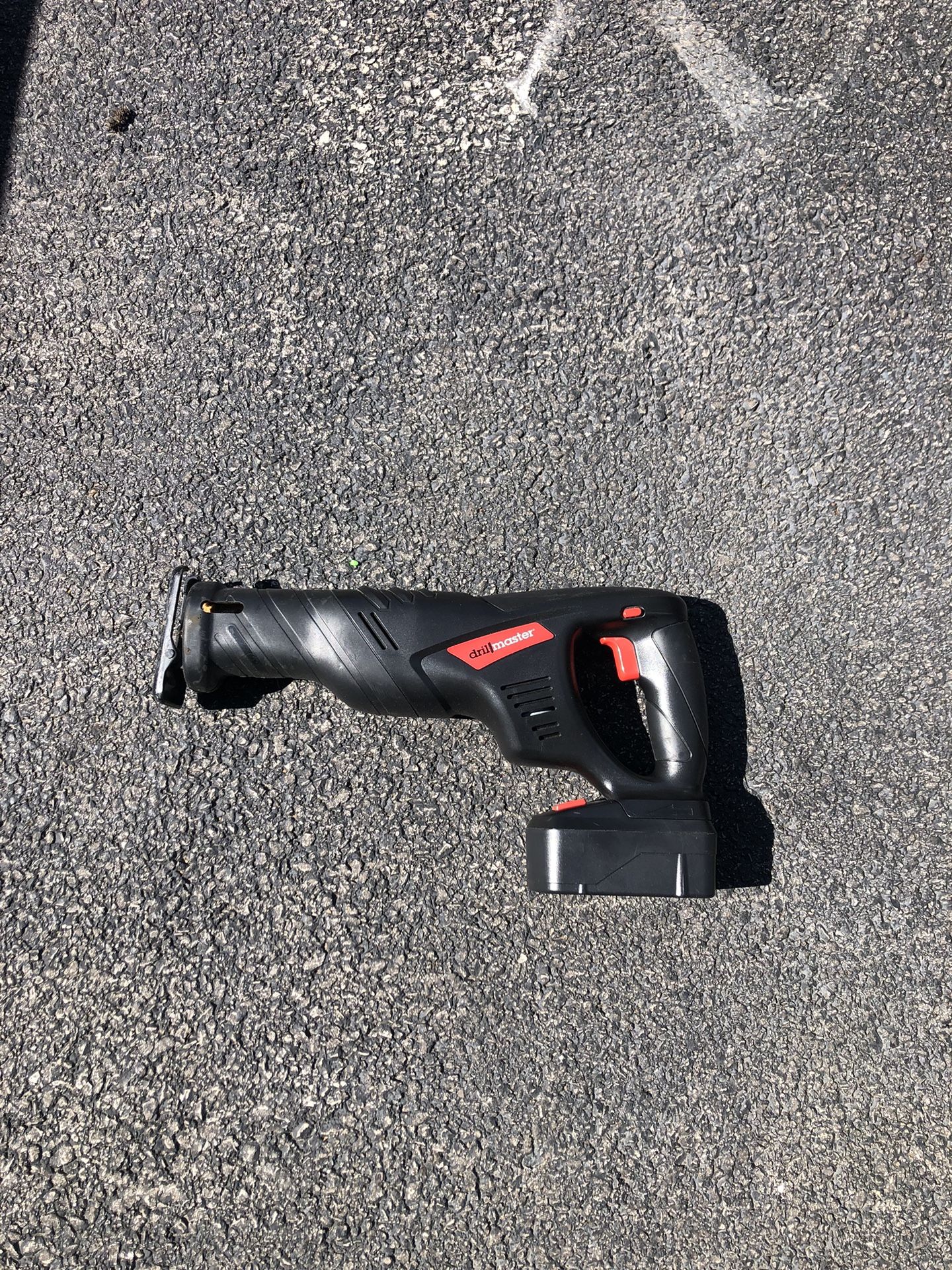 Saw 18 V comes with a battery in the charger