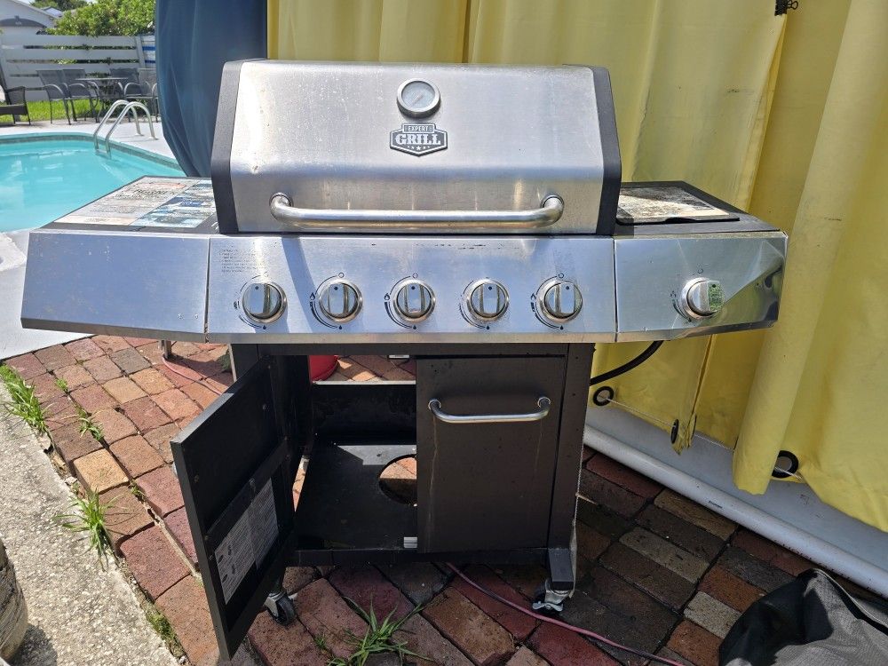 Large Grill With Burner