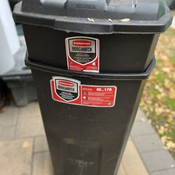 Rubbermade Roughneck 46gal garbage can