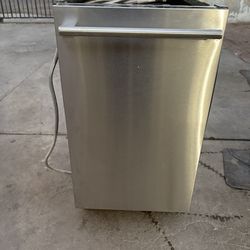 18 inch Electrolux dishwasher Work  Perfect great condition