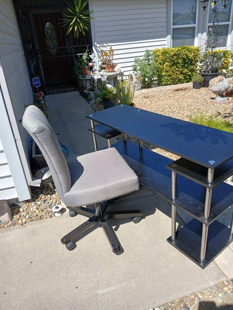 Chair/desk! Like New! Must Go!