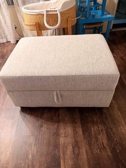 Like new storage ottoman