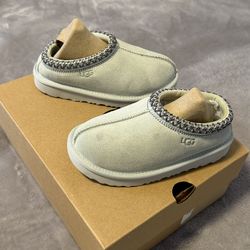 Little Kids Ugs baby blue Size 11