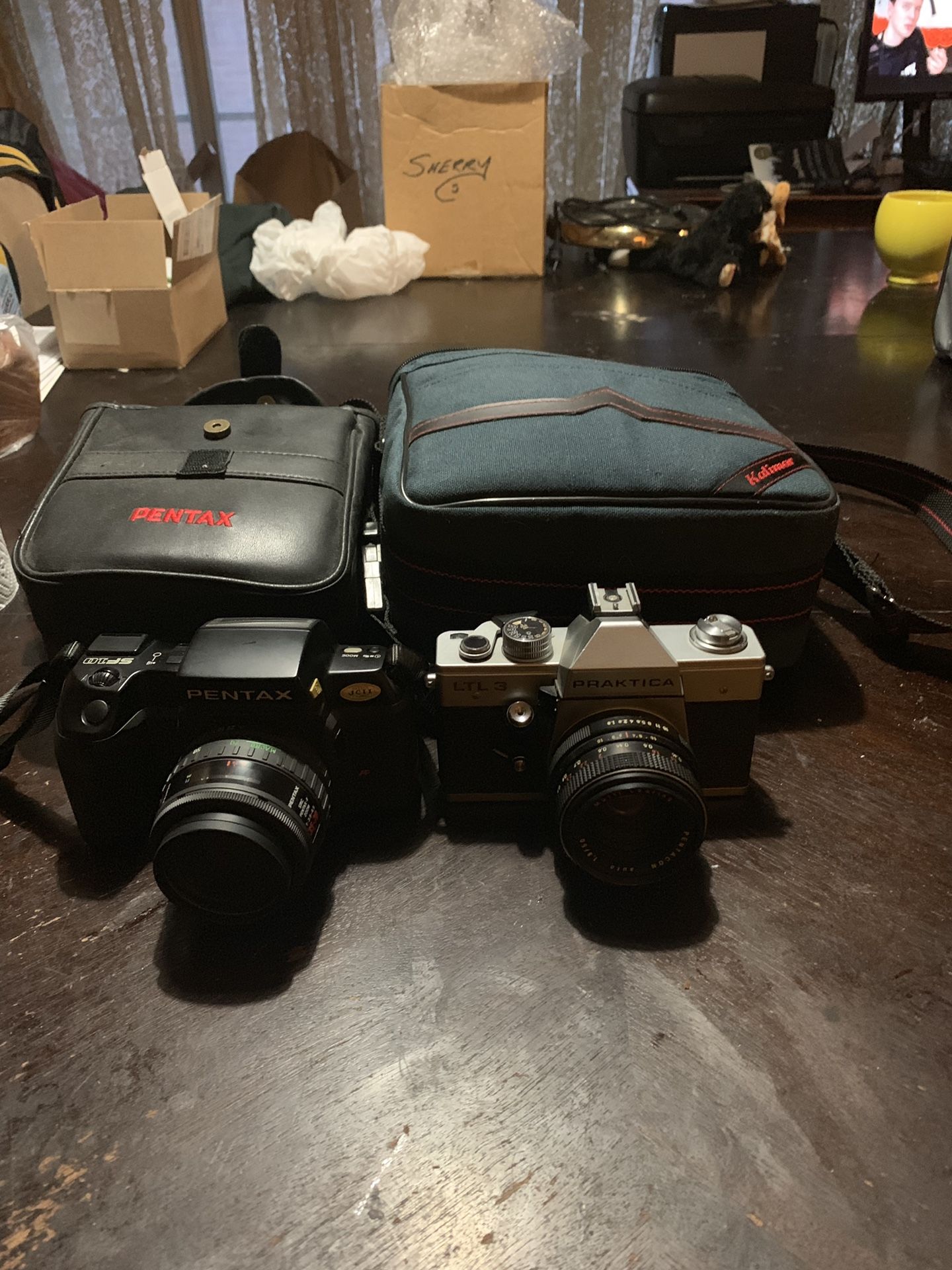 7 film cameras includes 3 cases Pentax canon Praktika