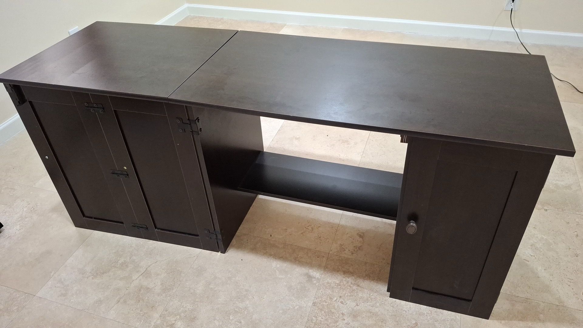 Expandable brown desk with wheels