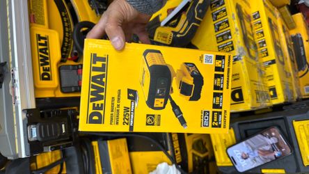 Dewalt 225 watt power inverter with 5.0 amp battery