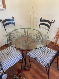REDUCED AGAIN! “BEAUTIFUL HEAVY WROUGHT IRON ORNATE  TABLE w/ 4 MATCHING CHAIRS
