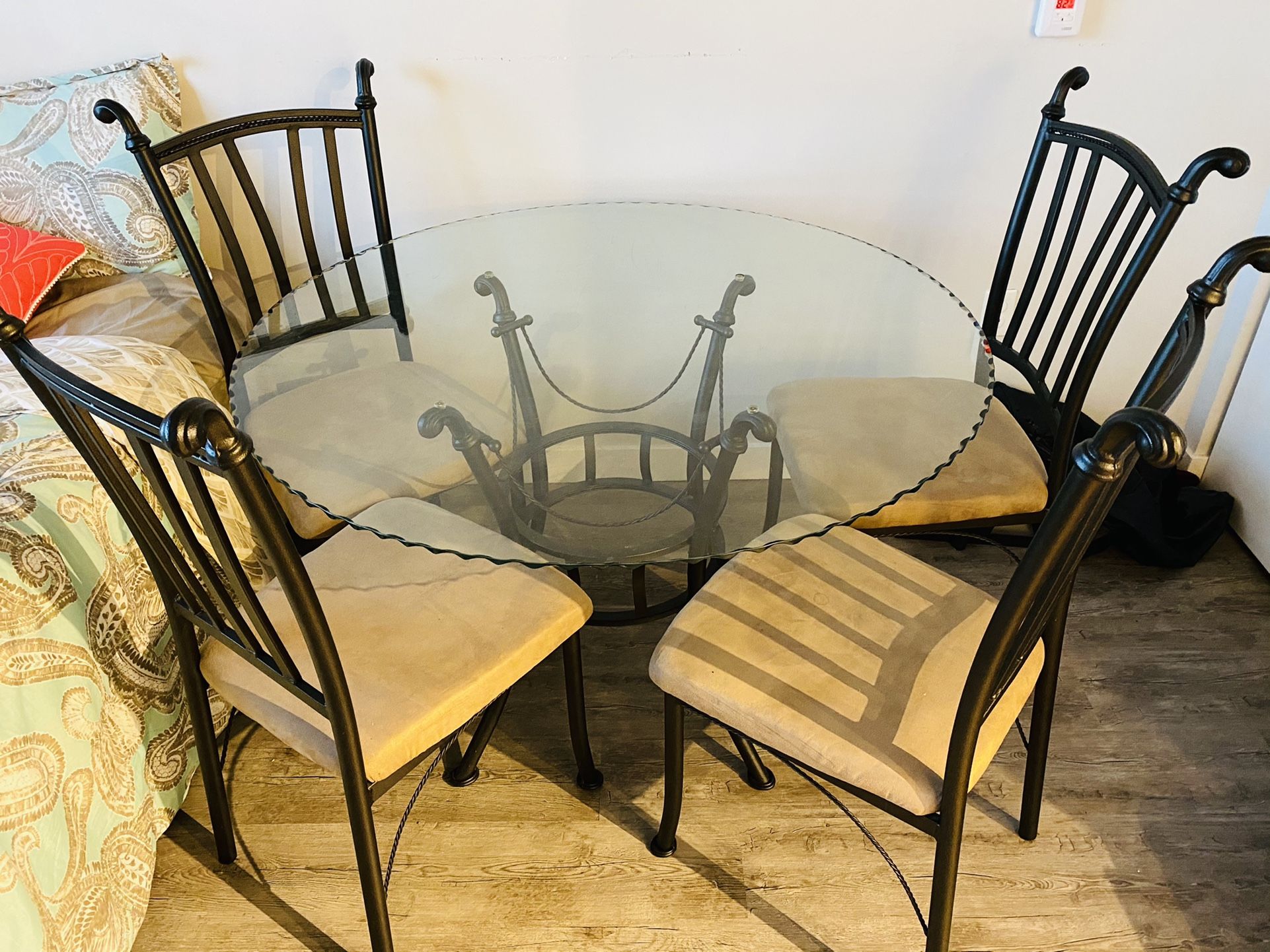 4 Dining Table Chairs From Round Table 