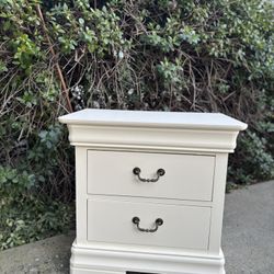 Night Stand | Side Table | End Table | 2 Drawer | Broyhill 