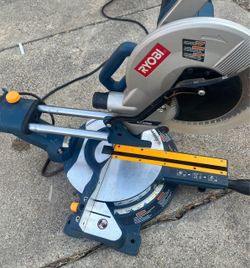 Sierra Ingletadora Telescópica Ryobi 10"