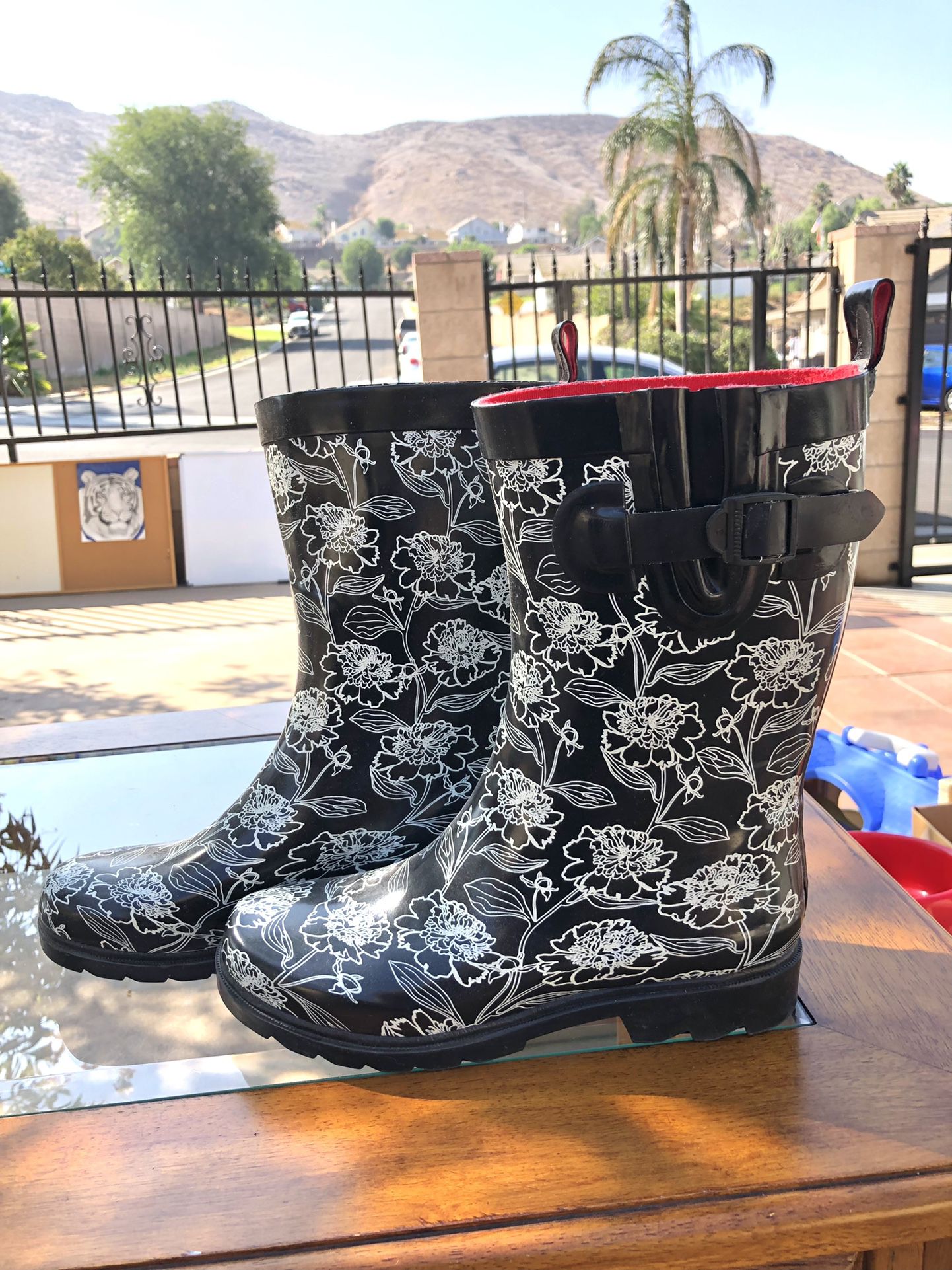 Women’s Size 7 Rain boots 