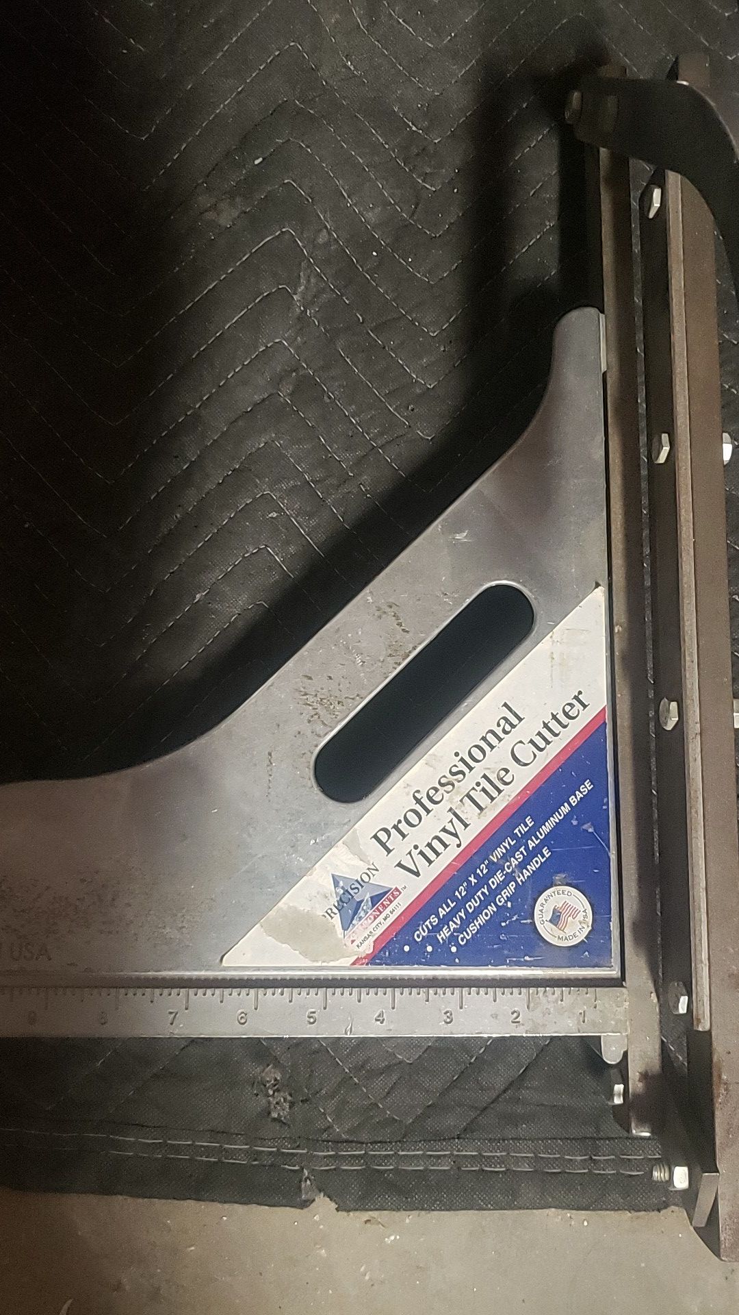 Professional vinyl tile cutter