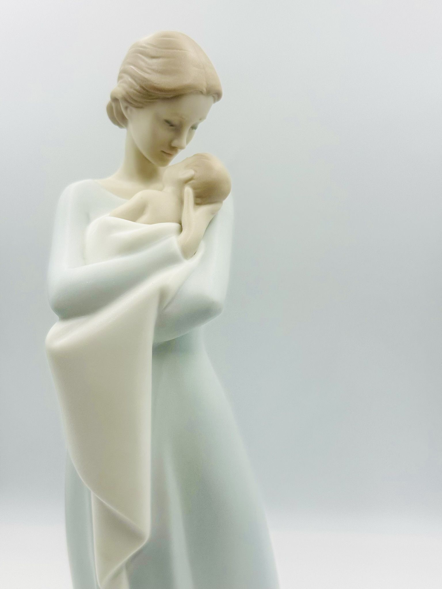 AUTHENTIC LLADRO Figurine:  A Mother’s Embrace MODEL: 01018218
