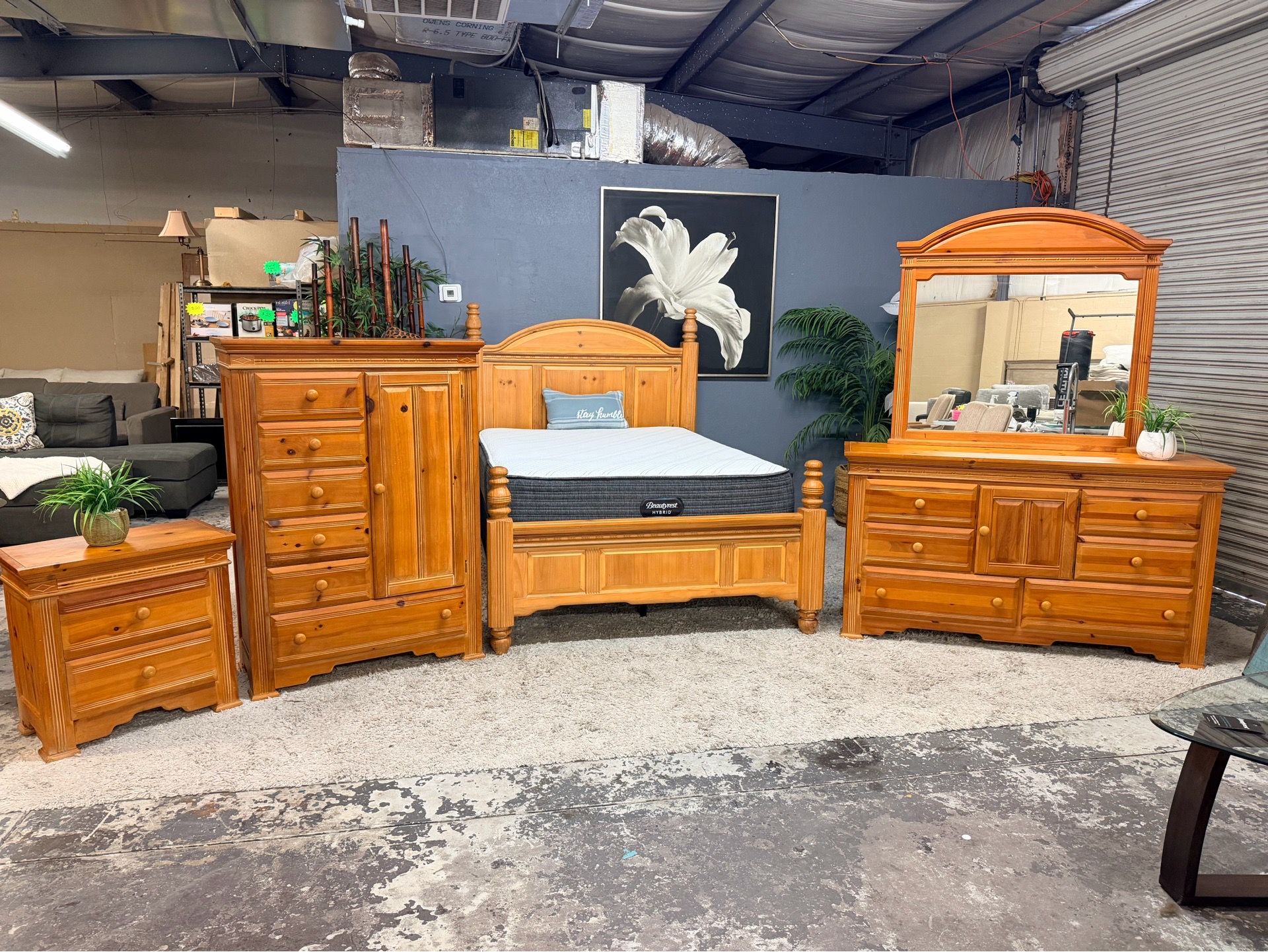 Beautiful Solid Wood Queen Size Bedroom Set With Like New Beautyrest Hybrid Mattress - Delivery Available
