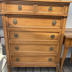 Beautiful Cherry Wood Dresser 5 Drawers 