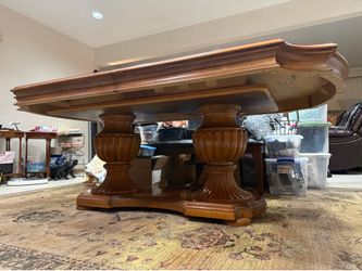 Adjustable dining table