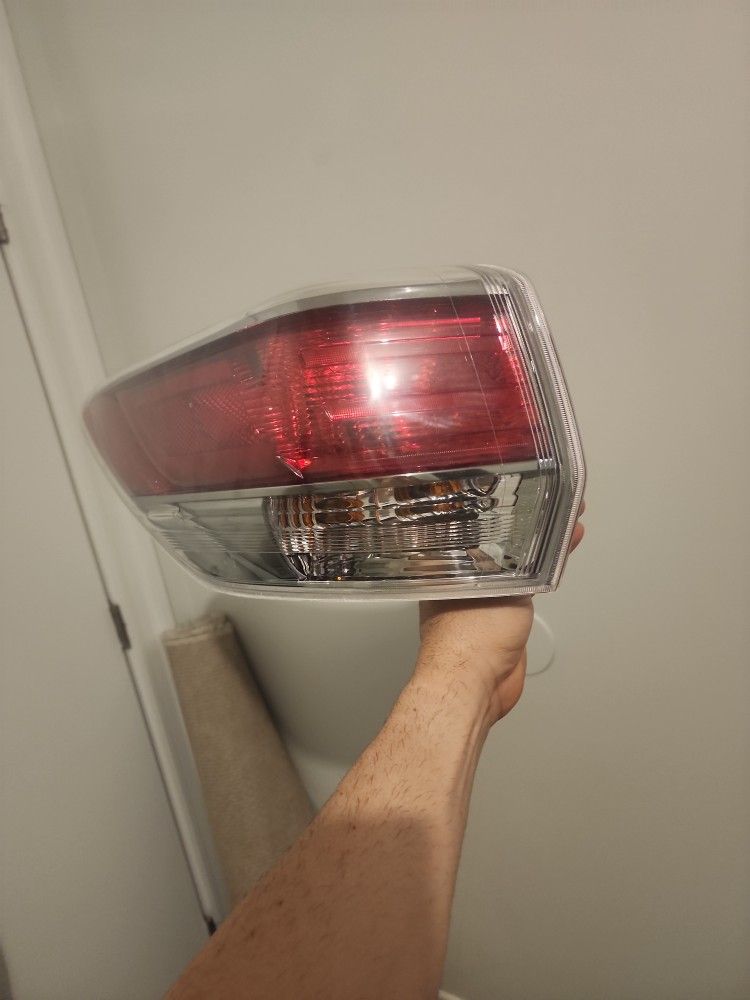 2016 Toyota Highlander Driver Side Rear Light
