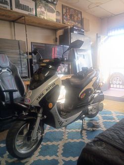 2006 tank urban sport 150cc  gas scooter automatic electric start starts right up Bill of sale runs great fun to ride ready to do Uber eats street leg