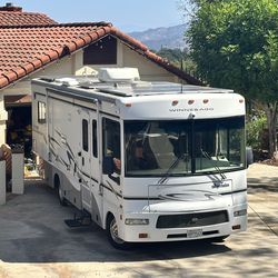 Winnebago 2005 RV.