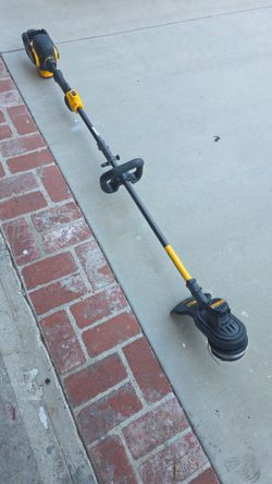 FLEXVOLT 60V

MAX 16 in.

Brushless

Cordless Battery

Powered String

Trimmer (Tool

Only)