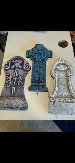 Huge lot of yard or haunted house Halloween decorations