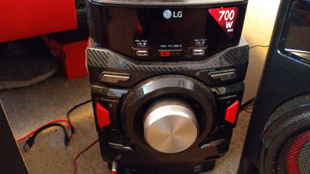 L.G. 700 watt sound system..