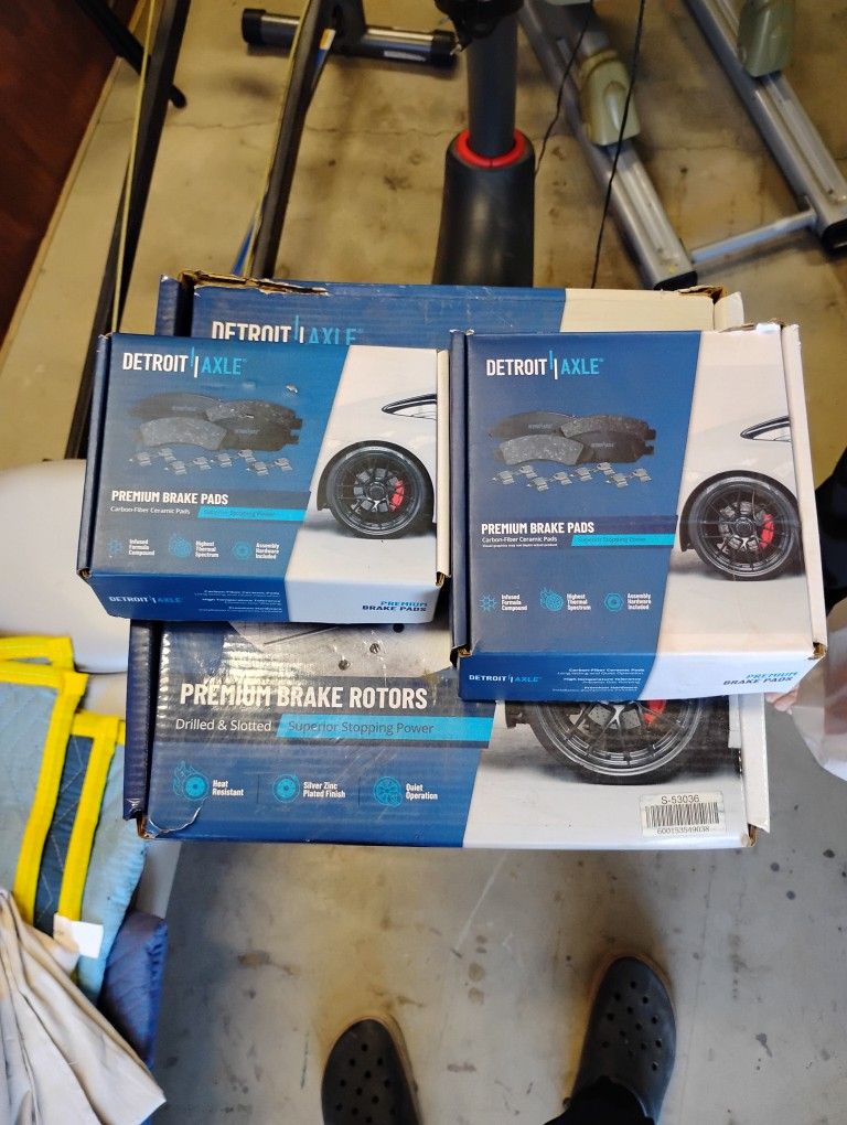 2012 Jeep Patriot 4 X4  Brake Pads/ Rear Rotors