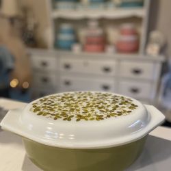 Pyrex 🫒  2.5 Quart Oval Covered Casserole Verde (Green Olives) In great Vintage condition  Serious buyers only, NO DELIVERIES 