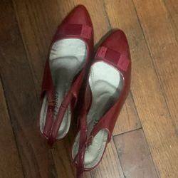 Brand: Unknown Model/Style: Mary Jane flats, pointed toe with bow detail Color: Burgundy (dark red / wine) Size: Women’s US 8.5 (EU 39)