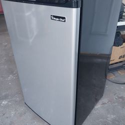 MINI FRIDGE MAGIC CHEF IN EXCELLENT CONDITION LIGHTLY USED 