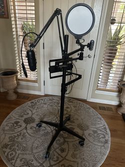 Rolling Stand w Light & Mic - P/u Monument