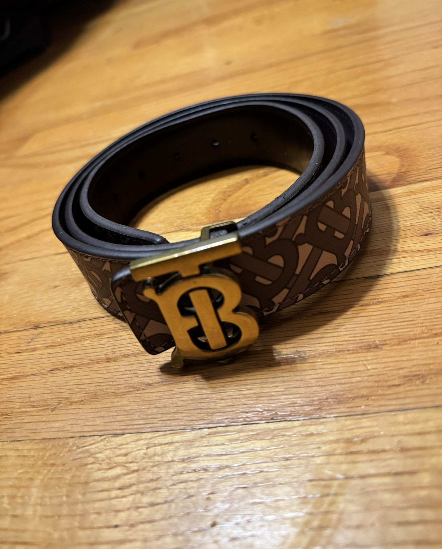 Mens Burberry belt size (34-37) With box