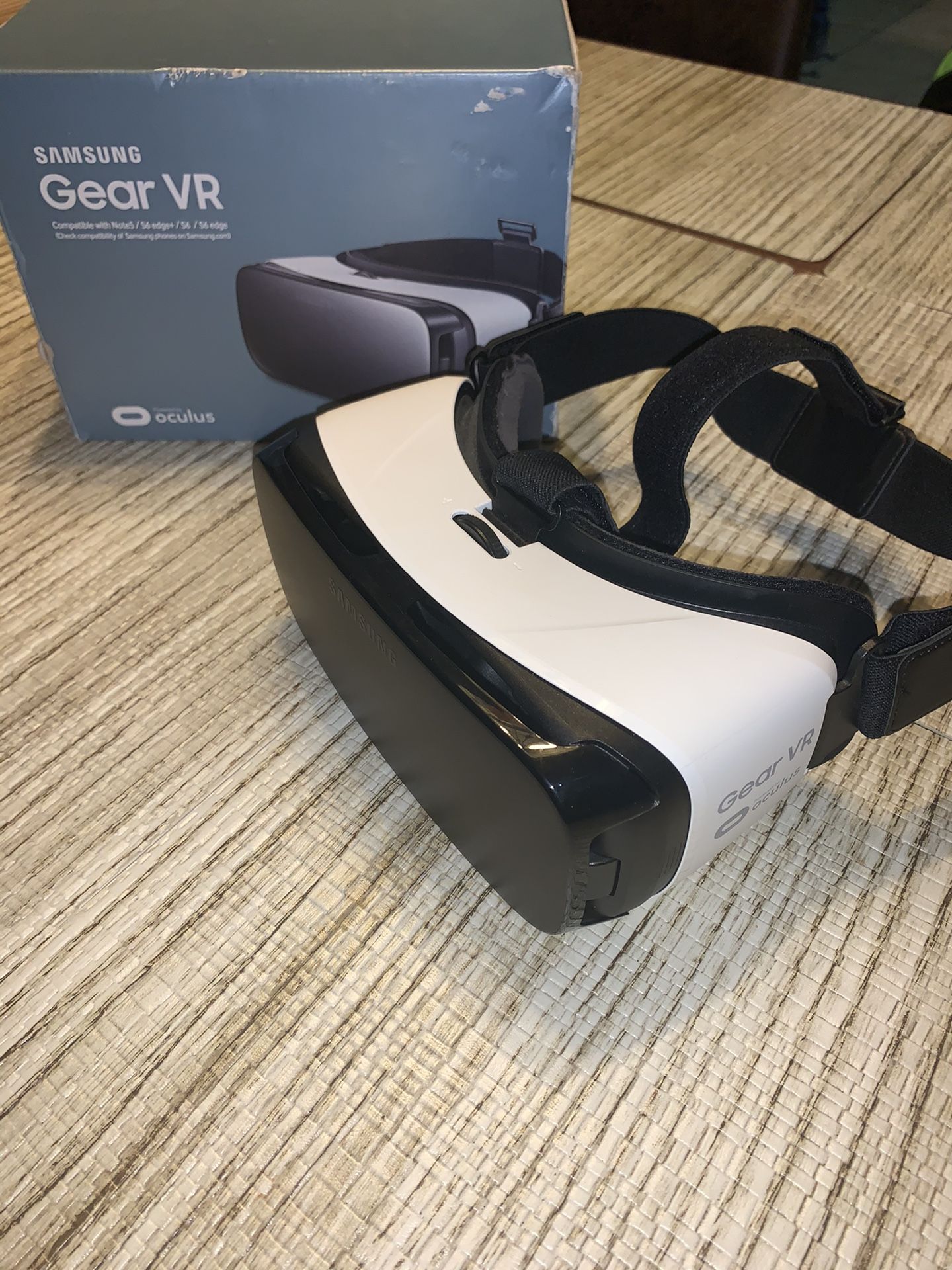 SAMSUNG GEAR VR VIRTUAL REALITY HEADSET