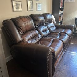 Raymore and Flanigan – ✅FREE DELIVERY✅ -Leather Reclining Sofa $299 (or best offer)