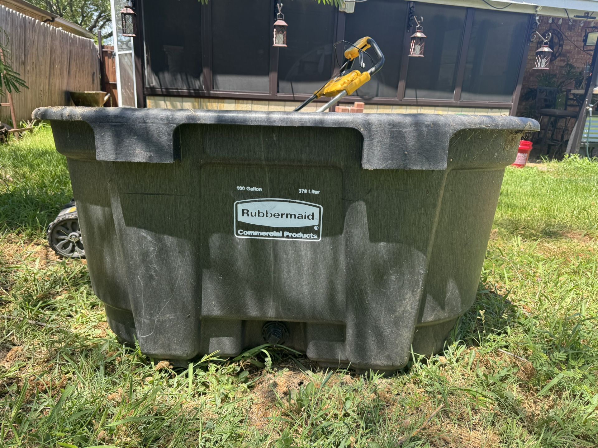 Rubbermaid Tank