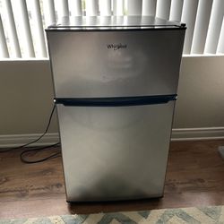 whirlpool 3.1 cu ft mini fridge