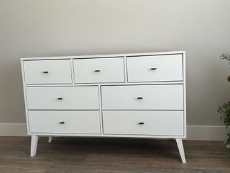Dresser 7drawers new condition