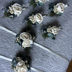 2 wrist corsages & 5 boutonnières 