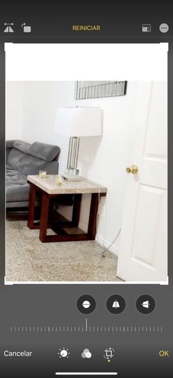 Lámpara y mesa