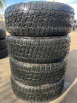 265/70/R17 marca NITTO las 4 llantas usadas instaladas y balanceadas