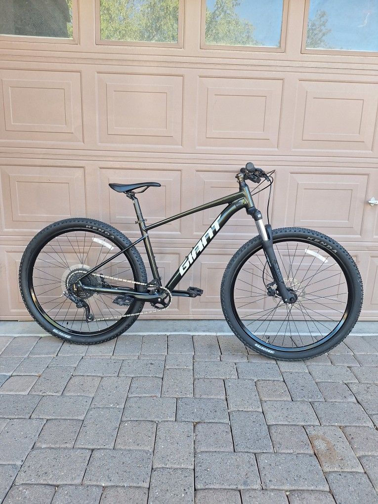GIANT TALON 2 MOUNTAIN BIKE 29 ER 1 X 9 SPEED LIKE NEW( CHECK MY OTHER BIKES)