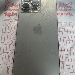 IPHONE 15 PRO MAX PASSWORD/IC 🔒 CRACKED BACK(GRADE C) THE FRONT IS GOOD NO CRACKS PHONE IS 🍎 ORIGINAL $200 CASH OR BEST OFFER SELLING AS IS FOR PART