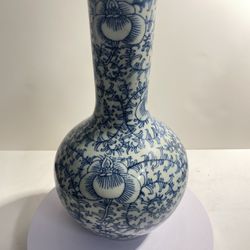 Vintage Chinese blue and white porcelain vase