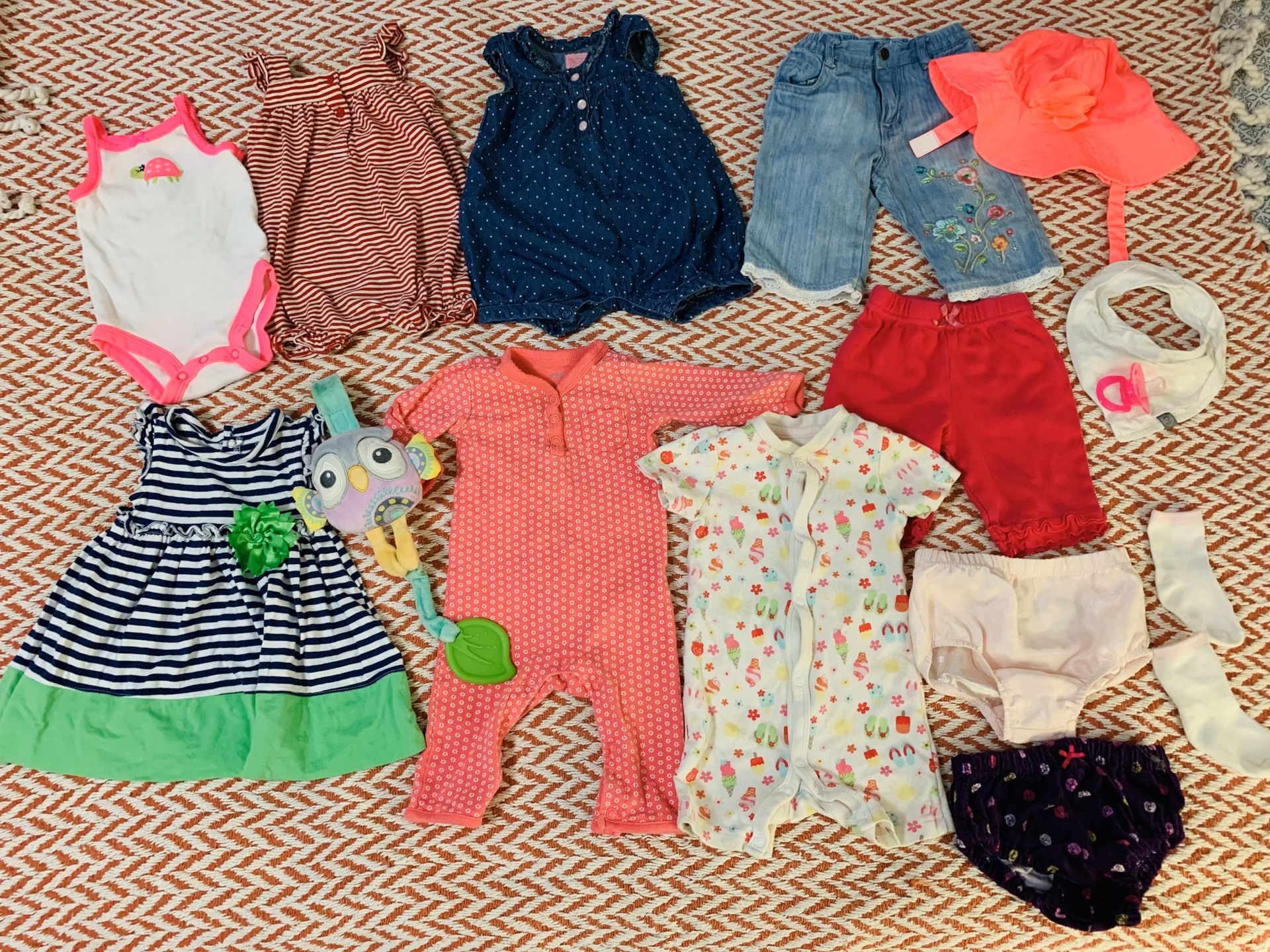 Baby girl (3-6 Months) Clothes & Toy!