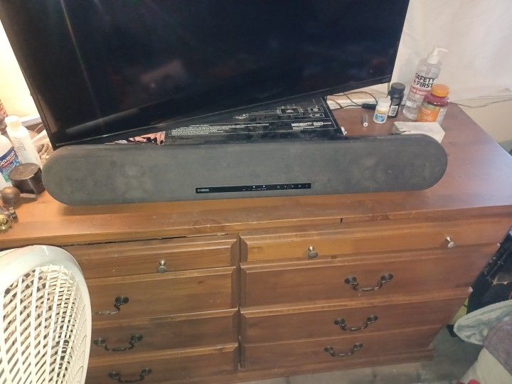 Yamaha Sounds Bar With Subwoofer And One Speaker